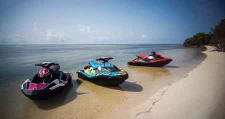 010616-2016-sea-doo-3 sparks white blue red family beauty_11414_16