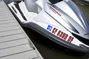 Protected by a thick rub rail, the raised bond line of the Honda F15-X helps protect the boat from scuffing on high docks or pilings.